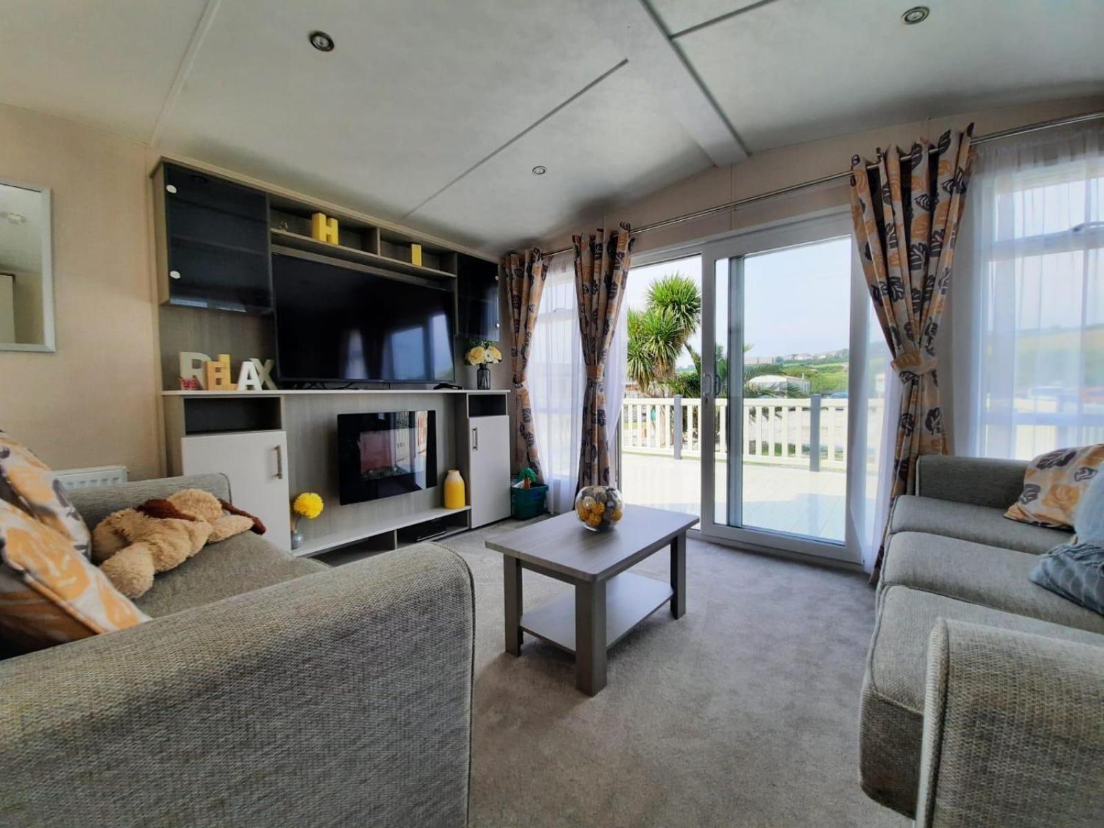 Sunset Retreat Caravan With Large Wrap Around Decking
