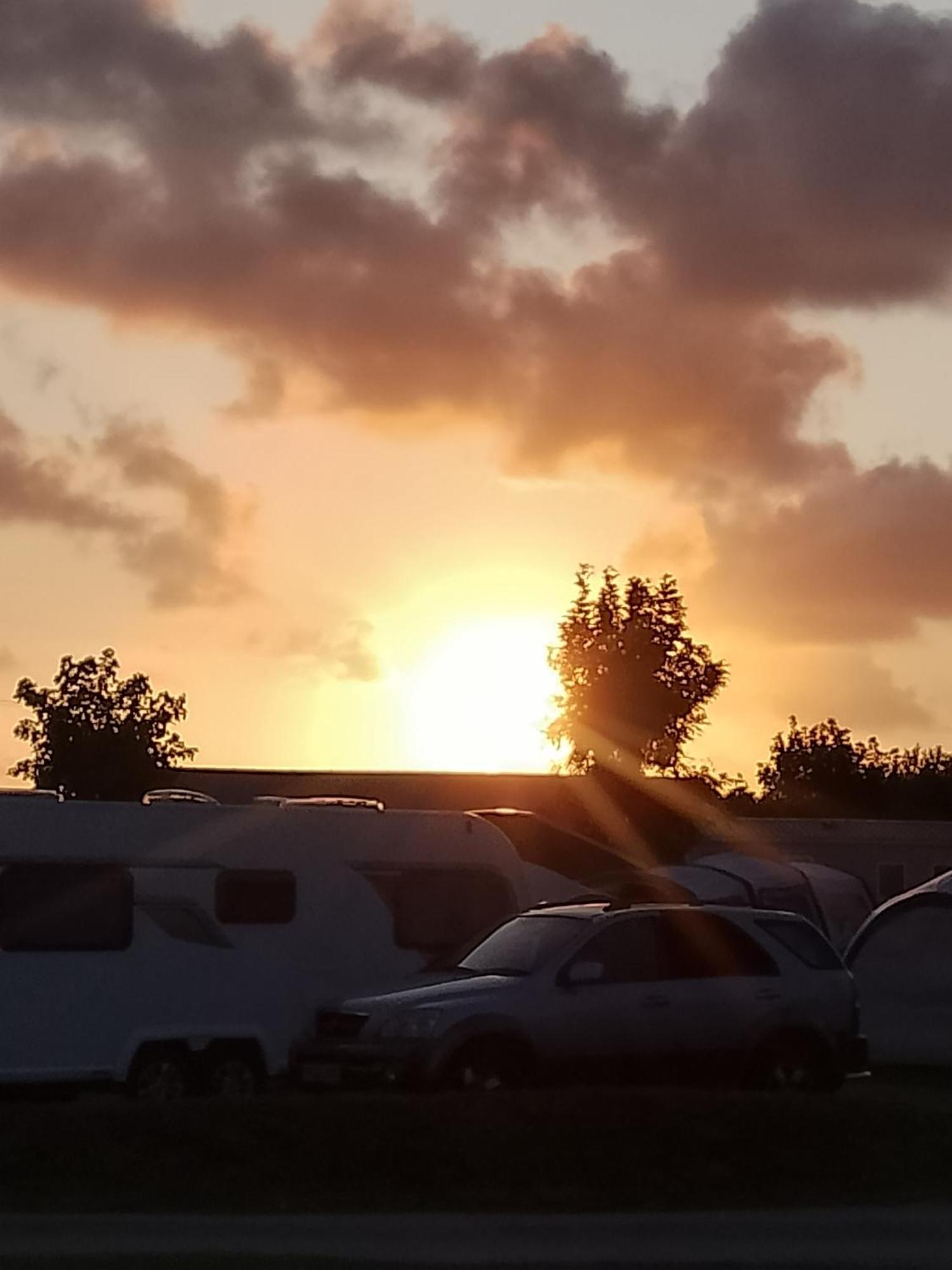 Сasa de vacaciones Sunset Retreat Caravan With Large Wrap Around Decking *