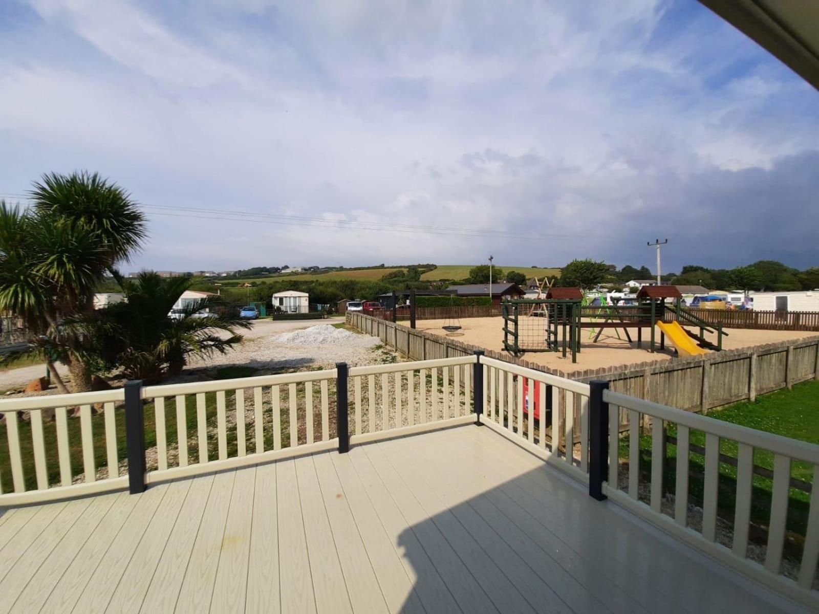 Sunset Retreat Caravan With Large Wrap Around Decking Сasa de vacaciones